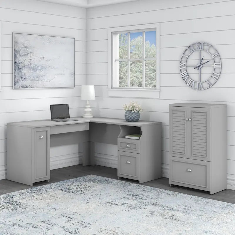 Ensemble bureau d'angle en L 60" et armoire de rangement 2 portes, tiroir classeur, tablette à clavier, portes à persiennes, style campagnard, blanc antique / gris Cape Cod / noir antique / gris Shiplap, 1 personne