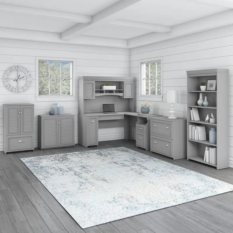 Ensemble bureau d'angle en L 60" et armoire de rangement 2 portes, tiroir classeur, tablette à clavier, portes à persiennes, style campagnard, blanc antique / gris Cape Cod / noir antique / gris Shiplap, 1 personne