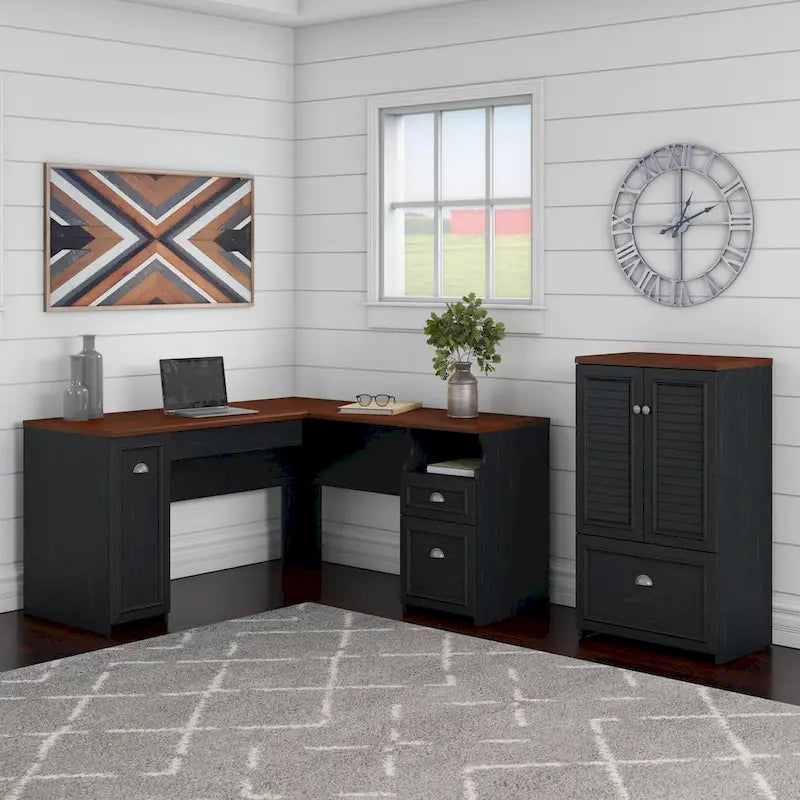 Ensemble bureau d'angle en L 60" et armoire de rangement 2 portes, tiroir classeur, tablette à clavier, portes à persiennes, style campagnard, blanc antique / gris Cape Cod / noir antique / gris Shiplap, 1 personne