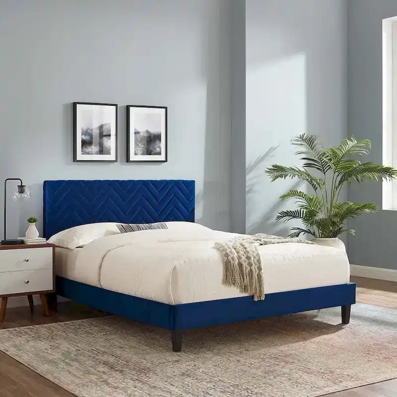 Lit plateforme grand lit, tête de lit capitonnée en velours à chevrons, pieds en bois fuselés, style milieu de siècle, bleu / blanc / anthracite / rose, 2 personnes