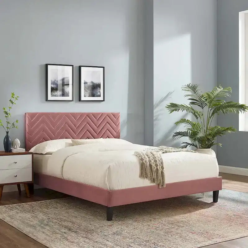 Lit plateforme grand lit, tête de lit capitonnée en velours à chevrons, pieds en bois fuselés, style milieu de siècle, bleu / blanc / anthracite / rose, 2 personnes