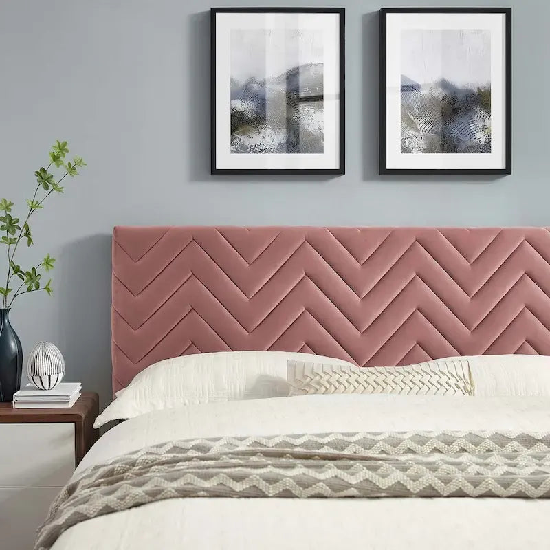 Lit plateforme grand lit, tête de lit capitonnée en velours à chevrons, pieds en bois fuselés, style milieu de siècle, bleu / blanc / anthracite / rose, 2 personnes