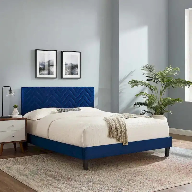 Lit plateforme grand lit, tête de lit capitonnée en velours à chevrons, pieds en bois fuselés, style milieu de siècle, bleu / blanc / anthracite / rose, 2 personnes