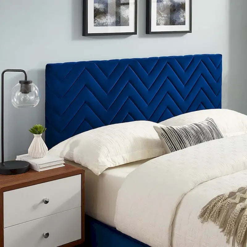 Lit plateforme grand lit, tête de lit capitonnée en velours à chevrons, pieds en bois fuselés, style milieu de siècle, bleu / blanc / anthracite / rose, 2 personnes